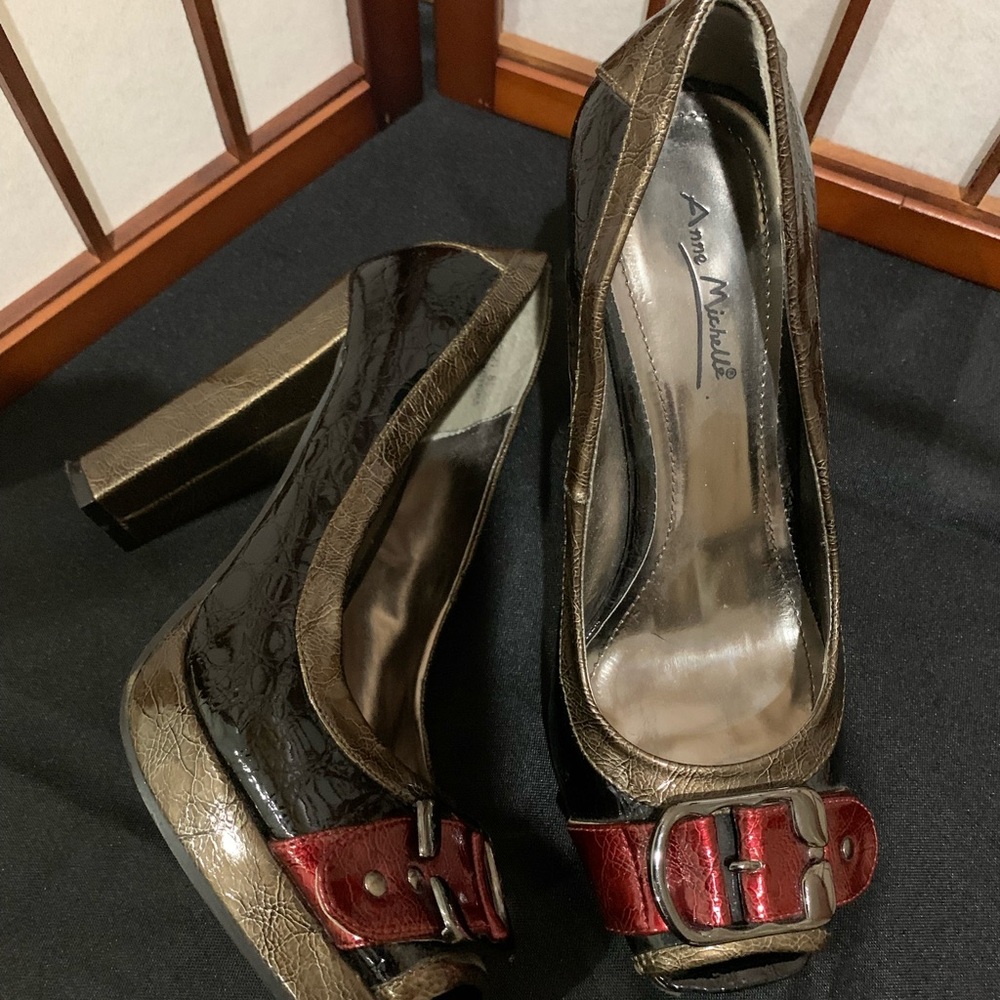 Women’s shoes size 8.5. Like New.